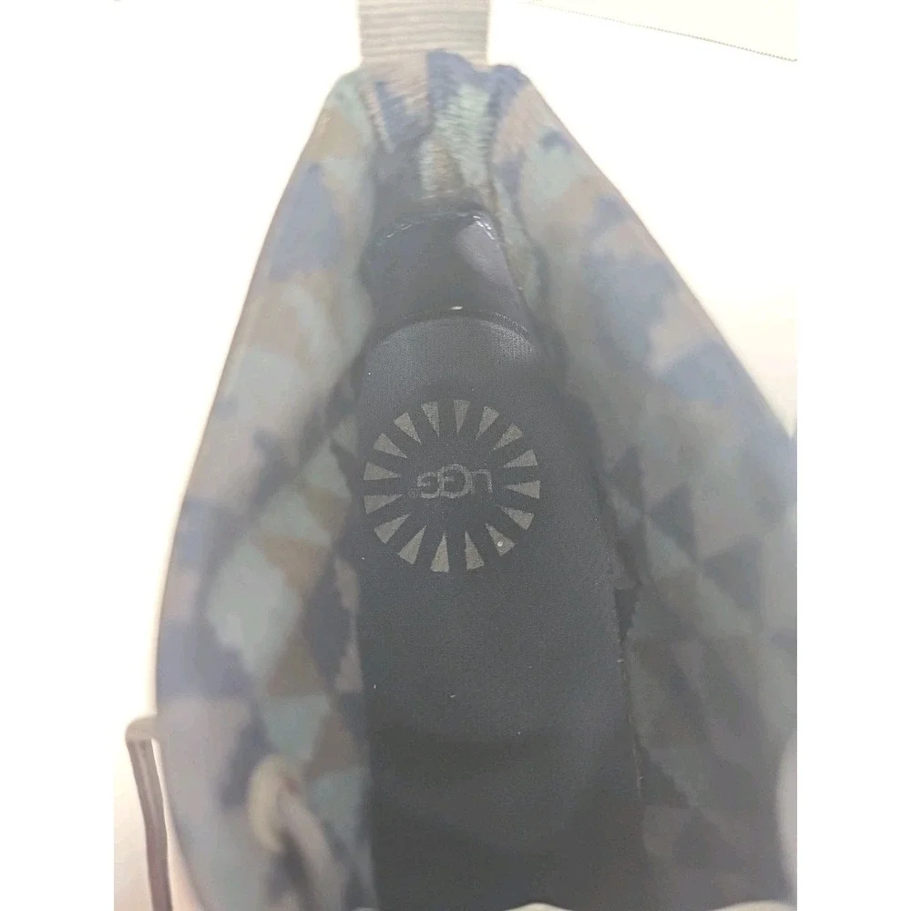 UGG K Canoe‎ Reflective Kids Shoes size 5Y